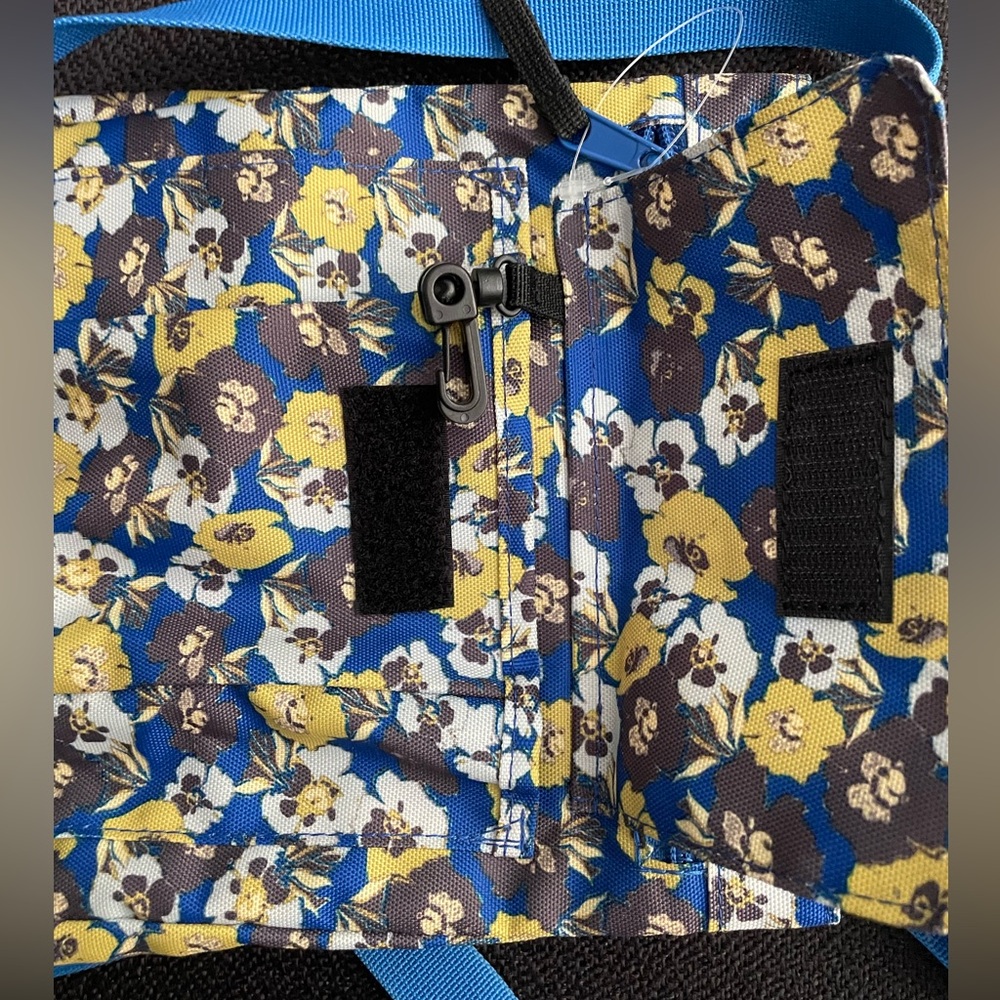 KAVU Keeper blue & yellow floral crossbody bag - Picture 6 of 9